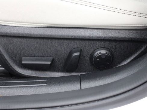 Used 2025 Genesis G70 2.5T image 19