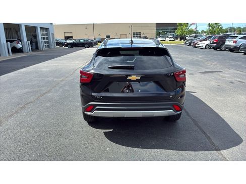 Used 2025 Chevrolet Trax LT FWD image 5