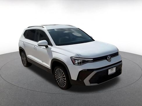 Used 2026 Volkswagen Taos SE FWD image 3