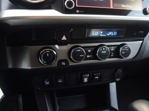 Used 2021 Toyota Tacoma SR5 w/ Trail Edition image 11