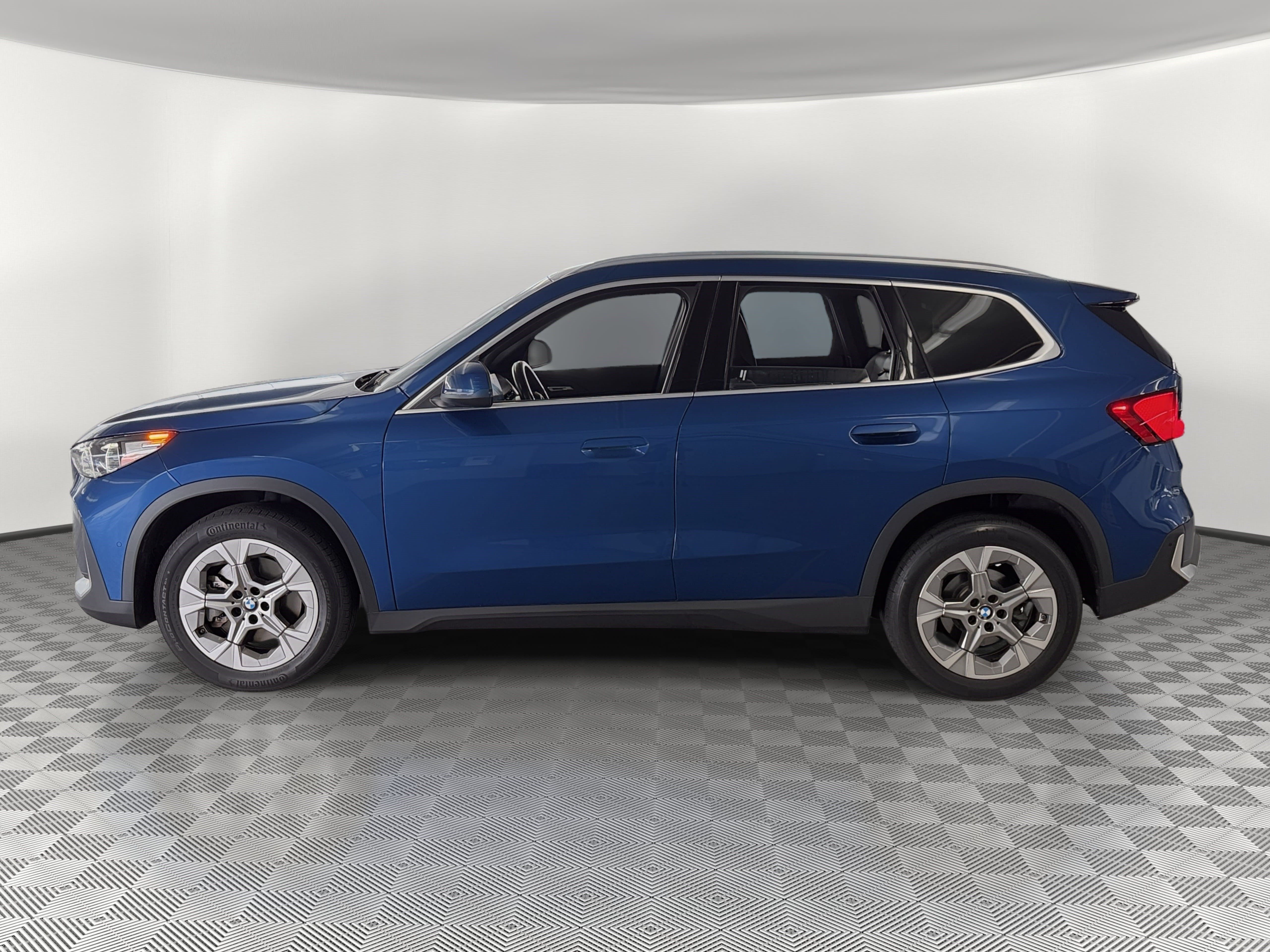 Used 2023 BMW X1 xDrive28i w/ Convenience Package AWD/4WD image 2