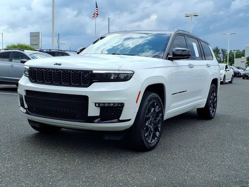 Used 2023 Jeep Grand Cherokee L Summit AWD/4WD image 3