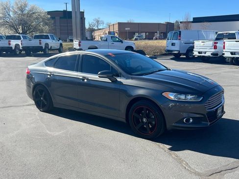 Used 2016 Ford Fusion SE FWD image 4