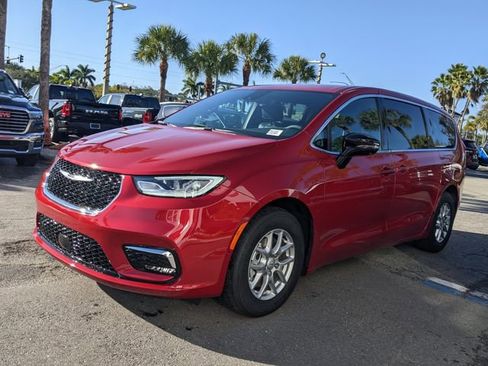 New 2026 Chrysler Pacifica Select image 6