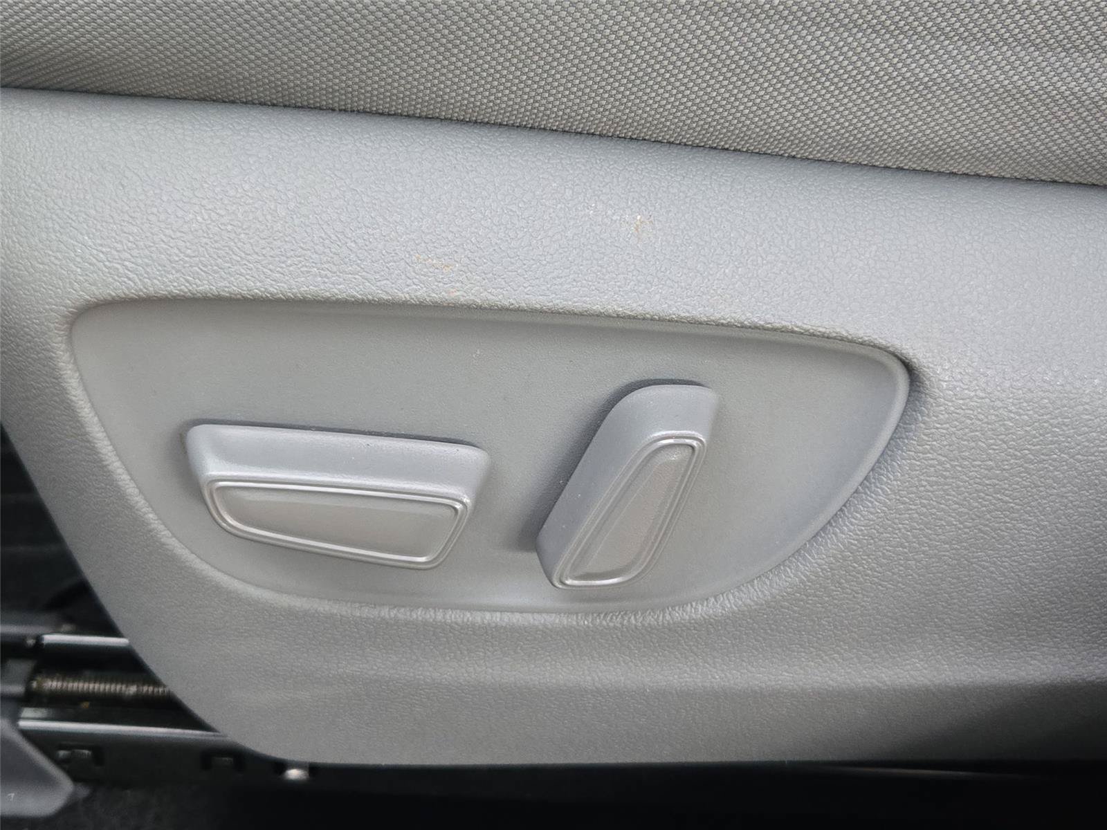 Used 2024 Toyota Highlander LE AWD/4WD image 24