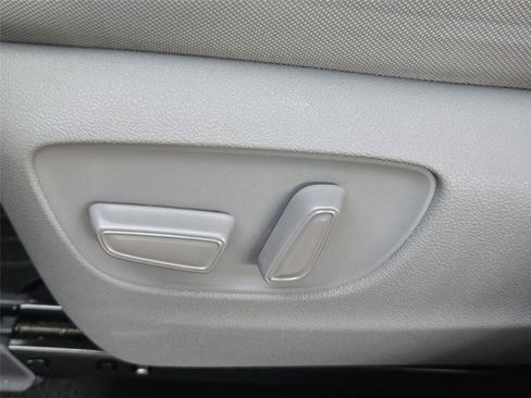 Used 2024 Toyota Highlander LE AWD/4WD image 24