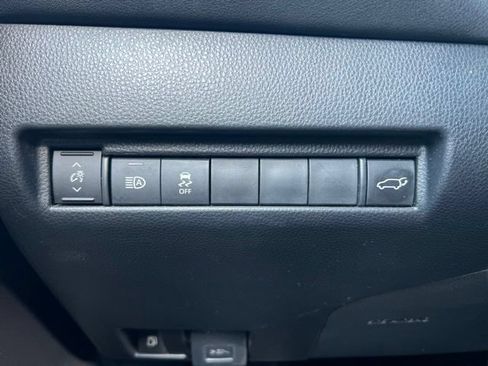 Used 2021 Toyota Venza LE AWD/4WD image 19