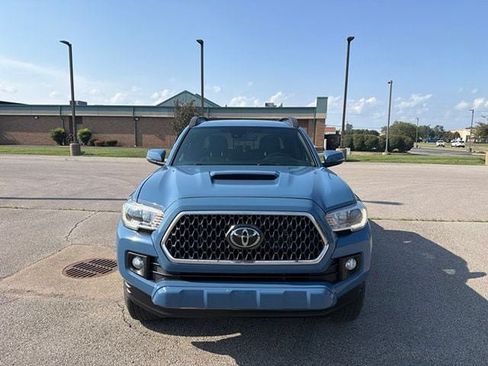 Used 2019 Toyota Tacoma TRD Sport AWD/4WD image 9