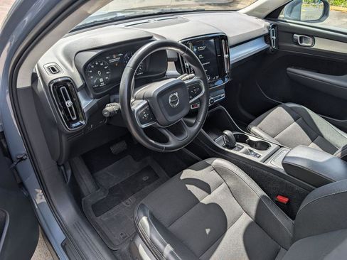 Used 2020 Volvo XC40 T5 Momentum image 9