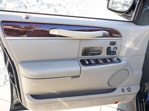 Used 2009 Lincoln Town Car Signature Limited image 27