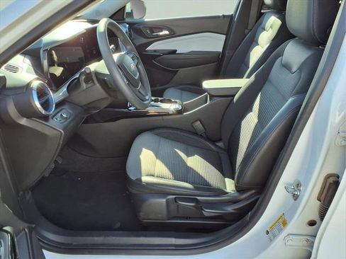 Used 2025 Chevrolet Trax LT image 24