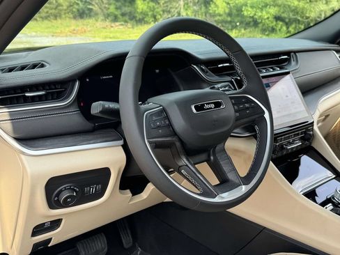 Used 2024 Jeep Grand Cherokee Limited AWD/4WD image 2