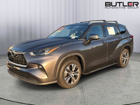 Used 2022 Toyota Highlander XLE FWD image 1