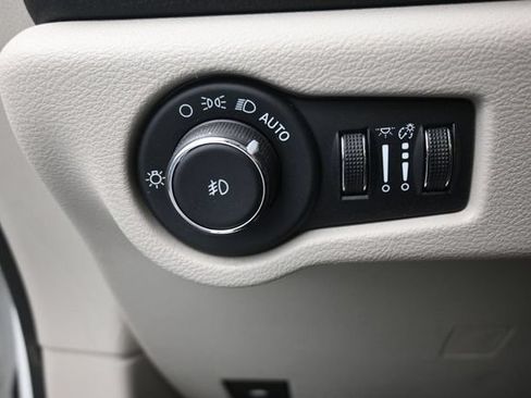 Used 2024 Chrysler Pacifica Limited FWD image 16