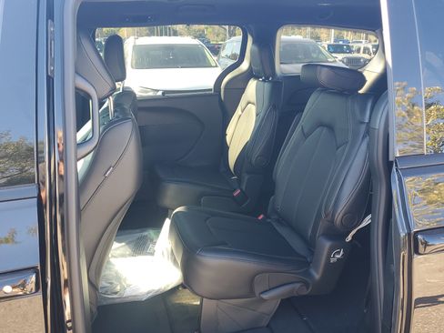 New 2026 Chrysler Pacifica Select w/ S Appearance Package image 6