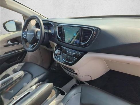 Used 2023 Chrysler Pacifica Touring-L FWD image 22
