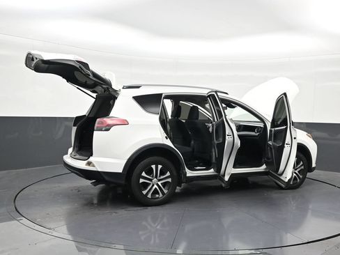 Used 2018 Toyota RAV4 LE FWD image 31