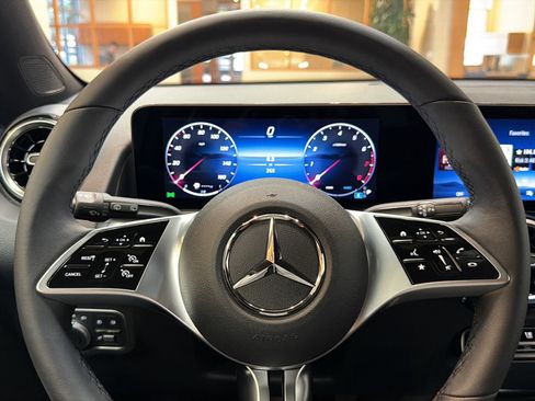 Used 2026 Mercedes-Benz GLB 250 w/ Sun & Sound Package image 23