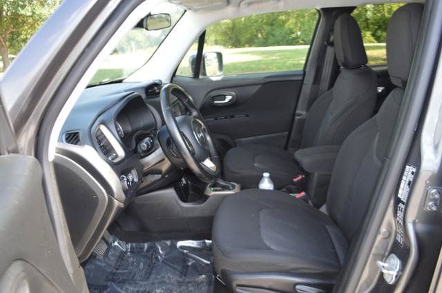 Used 2017 Jeep Renegade Latitude FWD image 11
