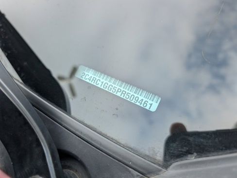 Used 2023 Chrysler Pacifica Limited image 35