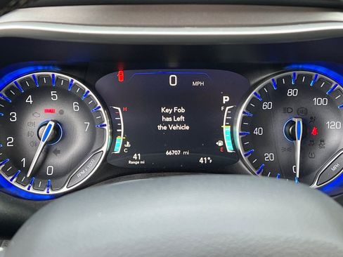 Used 2023 Chrysler Pacifica Touring-L image 35