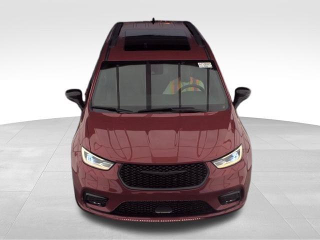 Used 2025 Chrysler Pacifica Limited FWD image 3