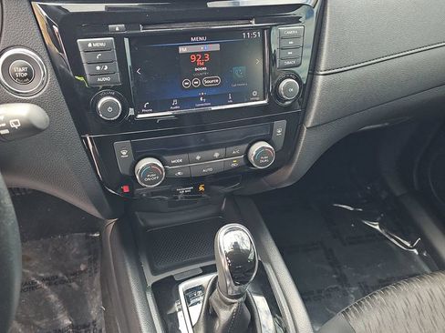 Used 2019 Nissan Rogue SV image 11