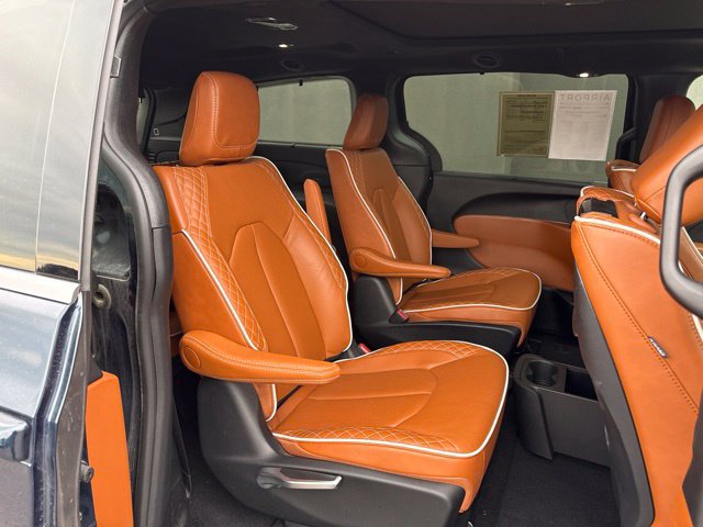 Used 2025 Chrysler Pacifica Pinnacle AWD/4WD image 10