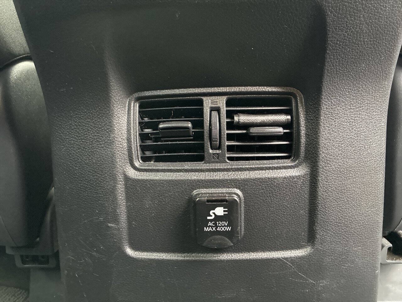 Used 2018 Nissan Titan SV AWD/4WD image 17