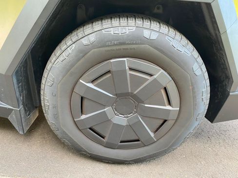 Used 2025 Tesla Cybertruck AWD Crew Cab image 17
