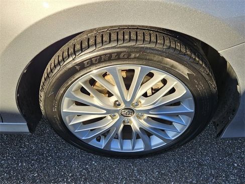 Used 2018 Toyota Camry XLE image 16