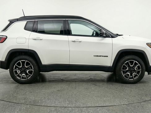 Used 2025 Jeep Compass Trailhawk AWD/4WD image 11