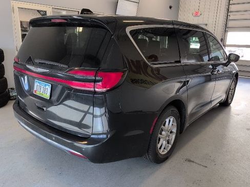 Used 2025 Chrysler Pacifica Select FWD image 5
