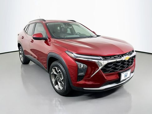 Used 2024 Chevrolet Trax LT w/ Sunroof Package image 3