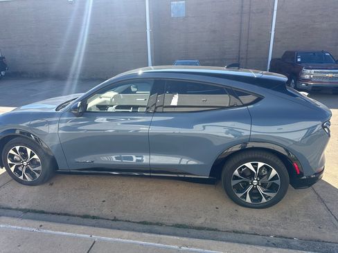 Used 2023 Ford Mustang Mach-E Premium image 8