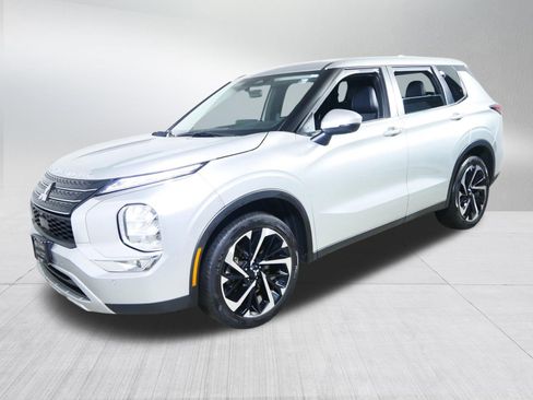 Used 2023 Mitsubishi Outlander SE image 3