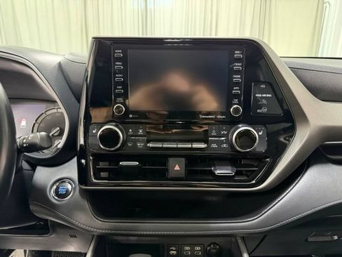 Used 2022 Toyota Highlander XLE AWD/4WD image 16