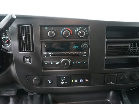 Used 2017 Chevrolet Express 3500 Extended image 13
