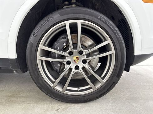 Certified 2023 Porsche Cayenne Platinum Edition image 15