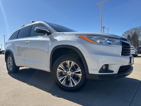 Used 2014 Toyota Highlander XLE image 2