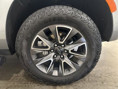 Used 2024 Chevrolet Tahoe Z71 w/ Luxury Package image 40