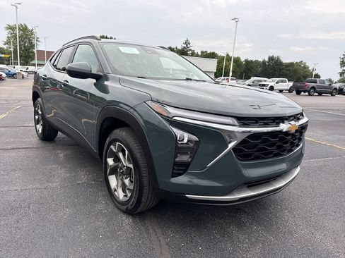 Used 2025 Chevrolet Trax LT FWD image 4