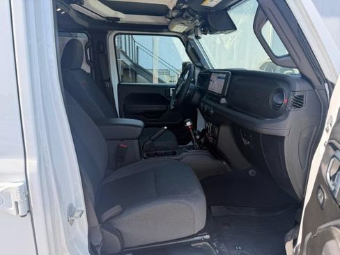 Used 2025 Jeep Wrangler Unlimited Rubicon w/ Convenience Group AWD/4WD image 12