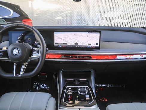Used 2025 BMW 750e xDrive w/ Premium Package AWD/4WD image 9