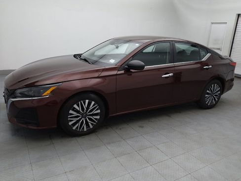 Used 2024 Nissan Altima 2.5 SV image 2