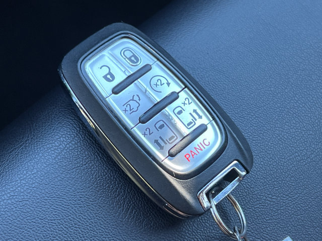Used 2025 Chrysler Pacifica Select FWD image 34