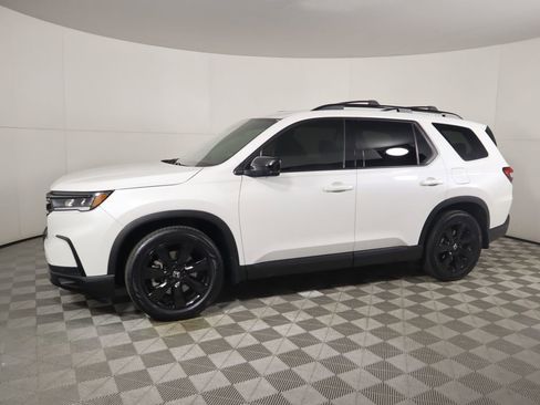 Used 2025 Honda Pilot Black Edition image 8