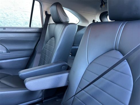 Used 2023 Toyota Highlander XLE image 16