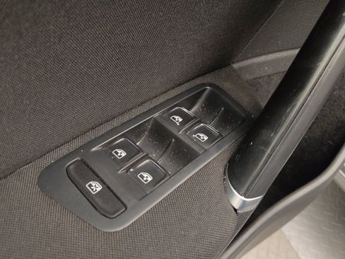 Used 2017 Volkswagen Golf S image 27