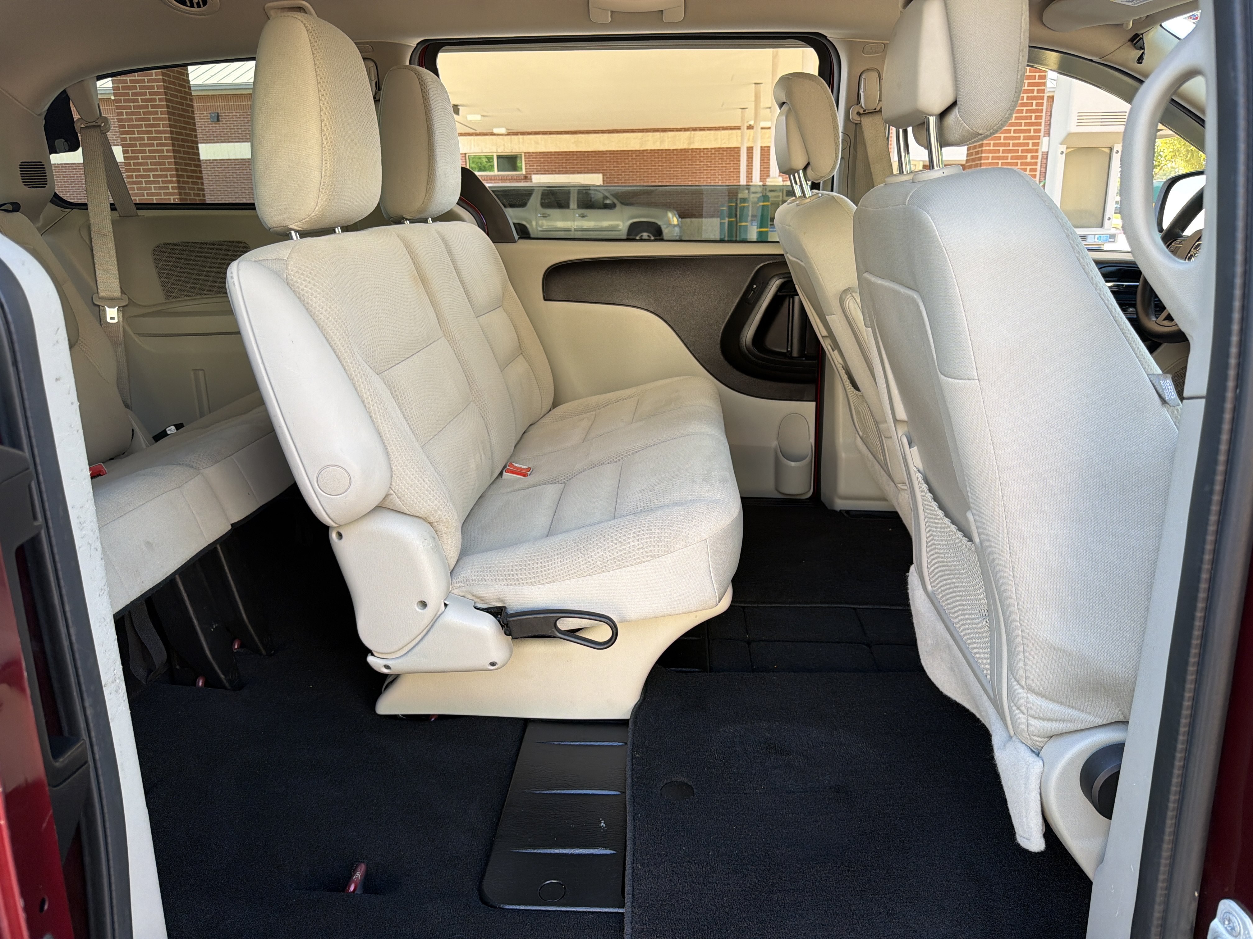 Used 2018 Dodge Grand Caravan SE w/ UConnect Hands-Free Group FWD image 12